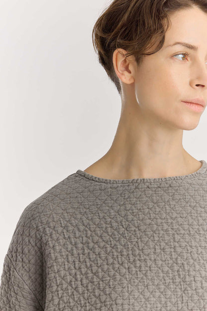 Diamond Quilted Dress / Dk. Stone
Basic crew neck
Frayed edge detailing at sleeves and hem&nbsp;
Side seam pockets
Soft fabric
70% cotton, 16% viscose, 14% nylon
Machine wash in cold water, tumble dry low, no bleach
Style number: DQ-LD18
Made in USA
