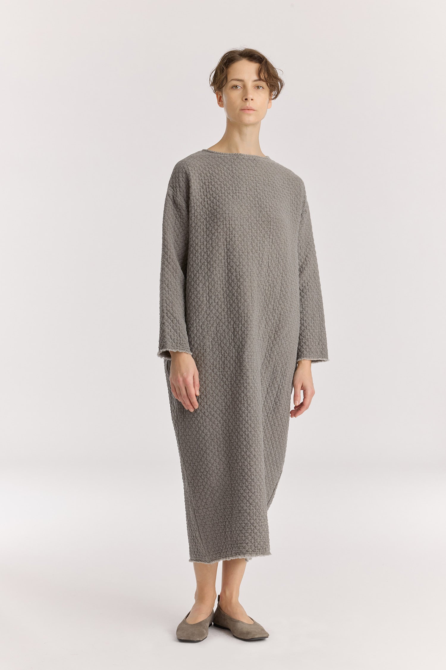 Diamond Quilted Dress / Dk. Stone
Basic crew neck
Frayed edge detailing at sleeves and hem&nbsp;
Side seam pockets
Soft fabric
70% cotton, 16% viscose, 14% nylon
Machine wash in cold water, tumble dry low, no bleach
Style number: DQ-LD18
Made in USA