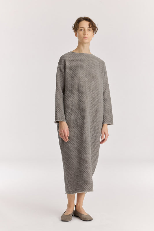 Diamond Quilted Dress / Dk. Stone
Basic crew neck
Frayed edge detailing at sleeves and hem&nbsp;
Side seam pockets
Soft fabric
70% cotton, 16% viscose, 14% nylon
Machine wash in cold water, tumble dry low, no bleach
Style number: DQ-LD18
Made in USA