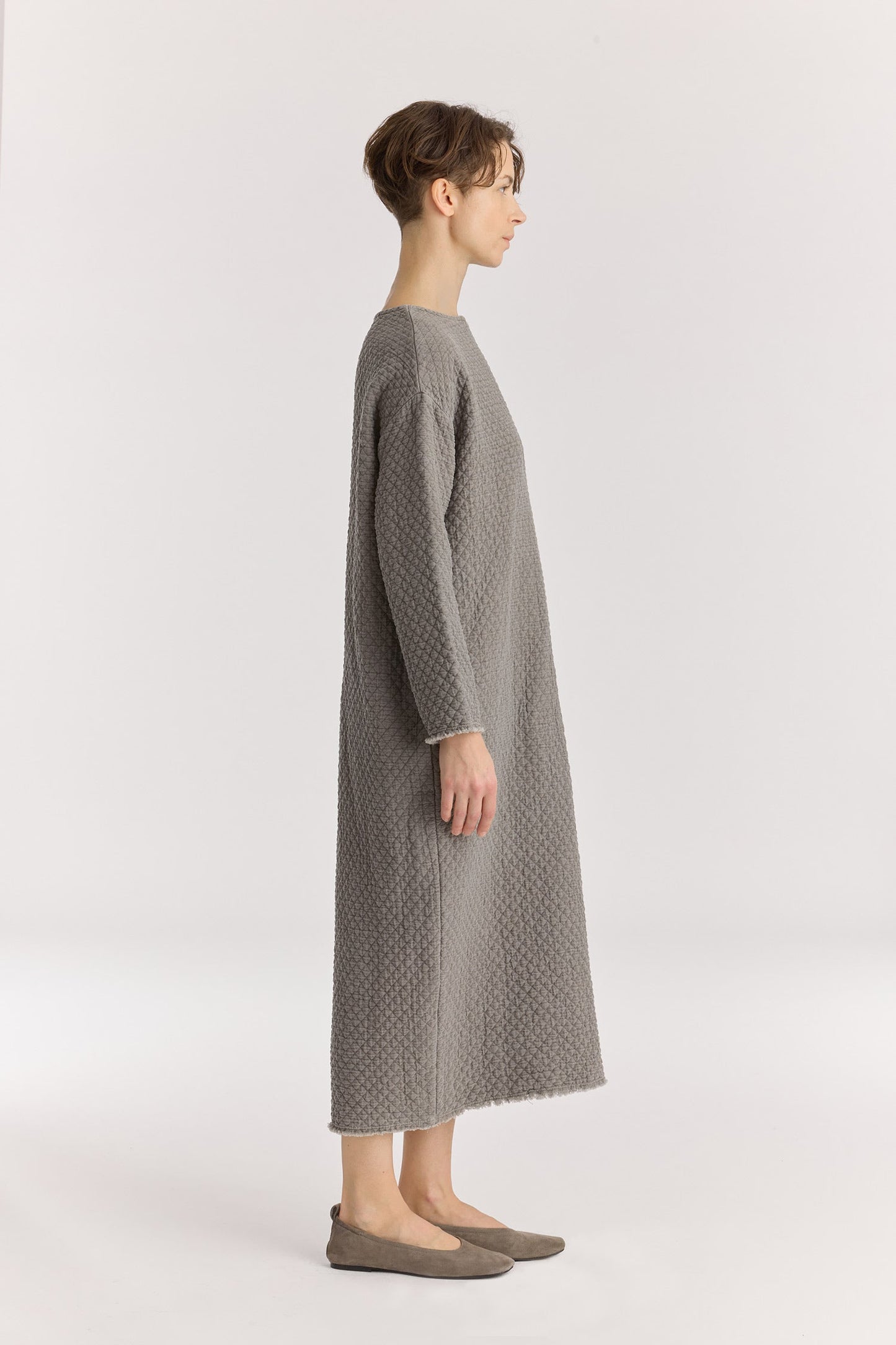 Diamond Quilted Dress / Dk. Stone
Basic crew neck
Frayed edge detailing at sleeves and hem&nbsp;
Side seam pockets
Soft fabric
70% cotton, 16% viscose, 14% nylon
Machine wash in cold water, tumble dry low, no bleach
Style number: DQ-LD18
Made in USA