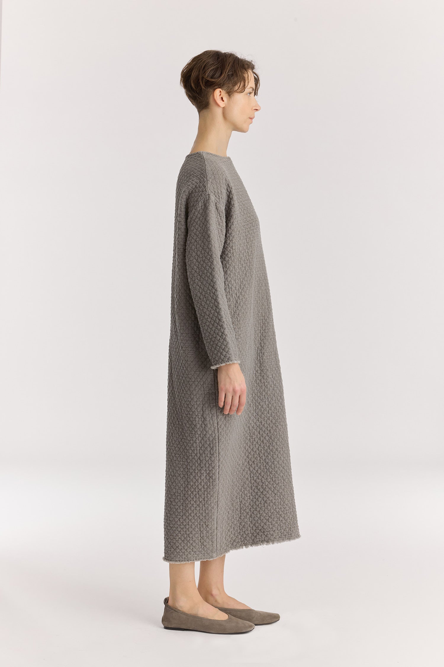 Diamond Quilted Dress / Dk. Stone
Basic crew neck
Frayed edge detailing at sleeves and hem&nbsp;
Side seam pockets
Soft fabric
70% cotton, 16% viscose, 14% nylon
Machine wash in cold water, tumble dry low, no bleach
Style number: DQ-LD18
Made in USA