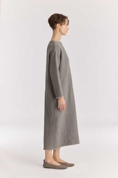 Diamond Quilted Dress / Dk. Stone
Basic crew neck
Frayed edge detailing at sleeves and hem&nbsp;
Side seam pockets
Soft fabric
70% cotton, 16% viscose, 14% nylon
Machine wash in cold water, tumble dry low, no bleach
Style number: DQ-LD18
Made in USA
