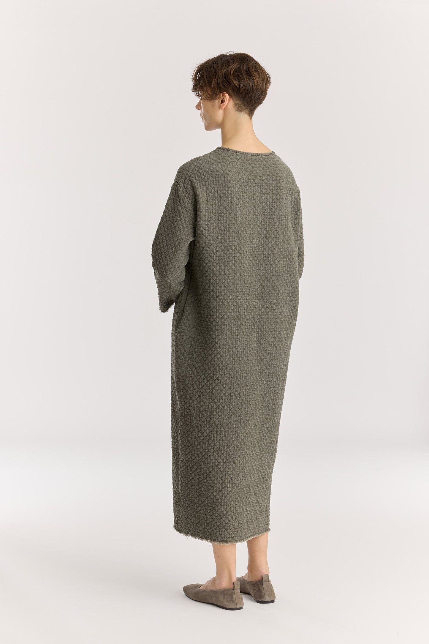 Diamond Quilted Dress / slate
Basic crew neck
Frayed edge detailing at sleeves and hem
Side seam pockets
Soft fabric
70% cotton, 16% viscose, 14% nylon
Machine wash in cold water, tumble dry low, no bleach
Style number: DQ-LD18
Made in USA