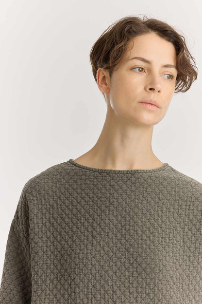 Diamond Quilted Painter Dress / Slate
Wide crew neck
Dropped shoulder
Side seam pockets
Soft quilted fabric
70% Cotton, 16% Viscose, 14% Nylon
Cold machine or hand wash, tumble dry low or dry flat, no bleach
Style Number: DQ-NPD02
Made in USA
