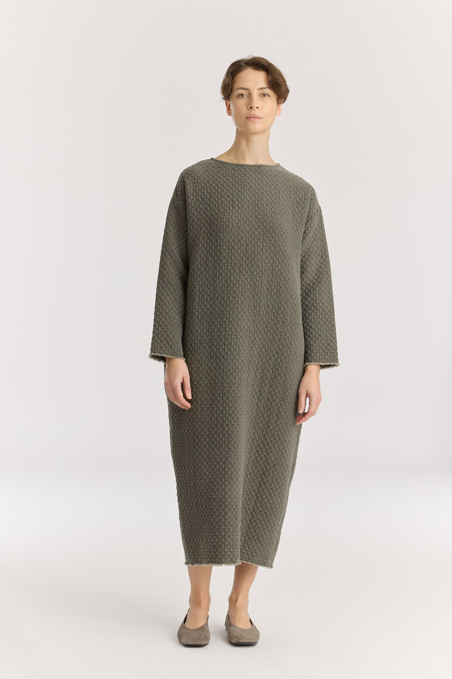 Diamond Quilted Dress / slate
Basic crew neck
Frayed edge detailing at sleeves and hem
Side seam pockets
Soft fabric
70% cotton, 16% viscose, 14% nylon
Machine wash in cold water, tumble dry low, no bleach
Style number: DQ-LD18
Made in USA
