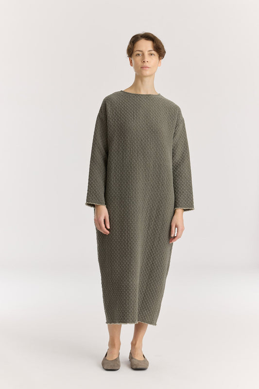 Diamond Quilted Dress / slate
Basic crew neck
Frayed edge detailing at sleeves and hem
Side seam pockets
Soft fabric
70% cotton, 16% viscose, 14% nylon
Machine wash in cold water, tumble dry low, no bleach
Style number: DQ-LD18
Made in USA