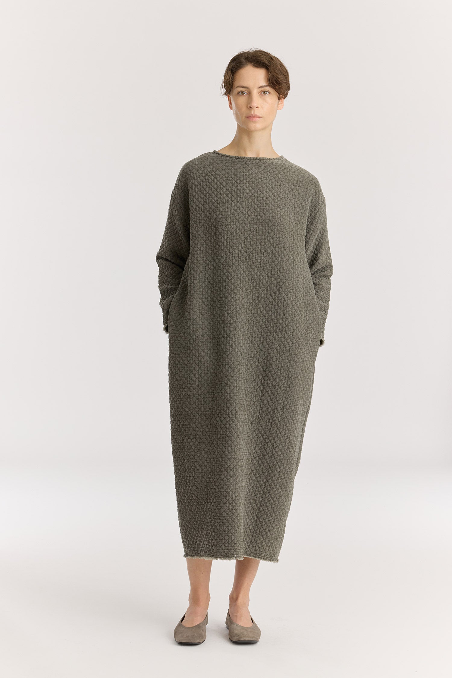 Diamond Quilted Dress / slate
Basic crew neck
Frayed edge detailing at sleeves and hem
Side seam pockets
Soft fabric
70% cotton, 16% viscose, 14% nylon
Machine wash in cold water, tumble dry low, no bleach
Style number: DQ-LD18
Made in USA
