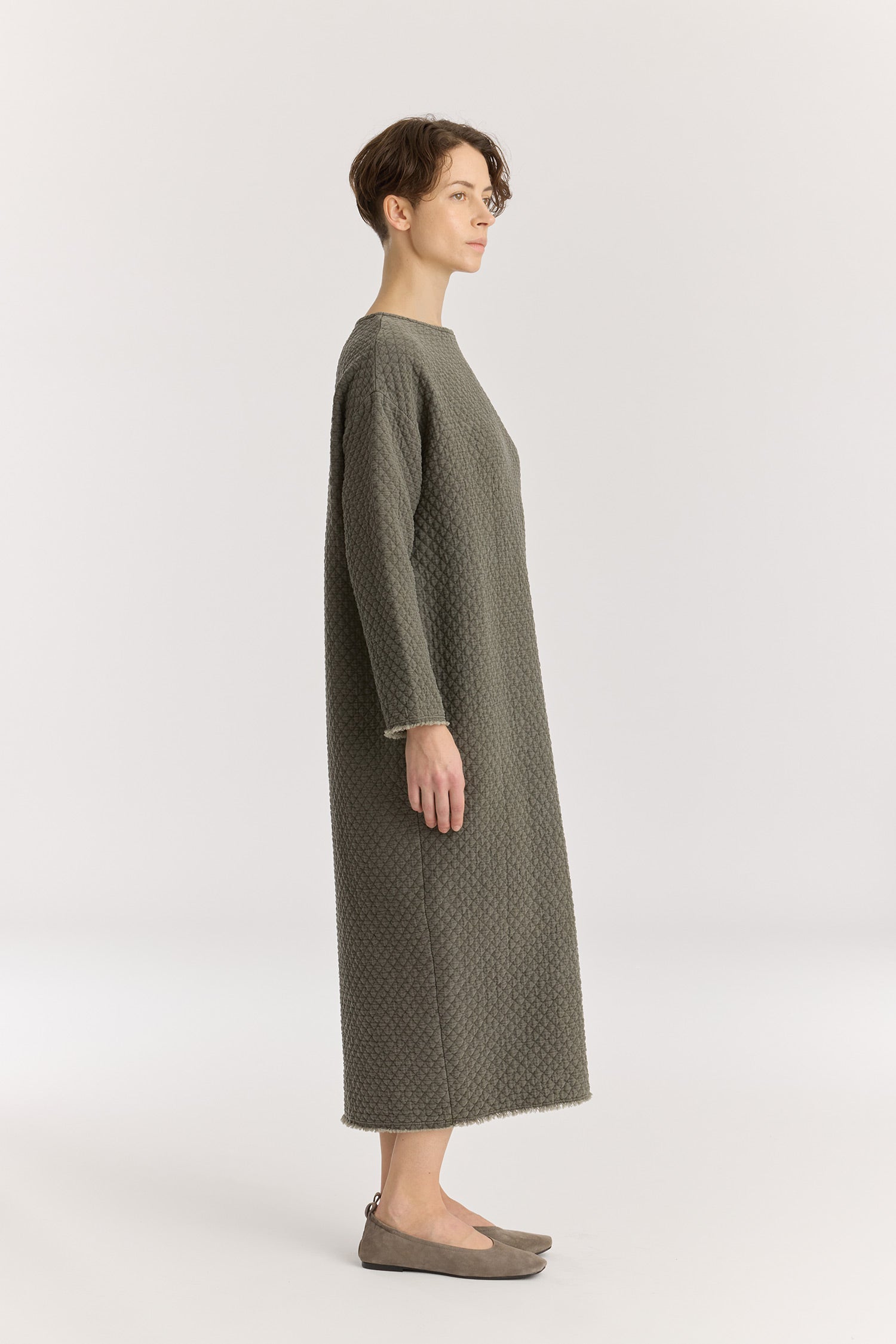 Diamond Quilted Dress / slate
Basic crew neck
Frayed edge detailing at sleeves and hem
Side seam pockets
Soft fabric
70% cotton, 16% viscose, 14% nylon
Machine wash in cold water, tumble dry low, no bleach
Style number: DQ-LD18
Made in USA