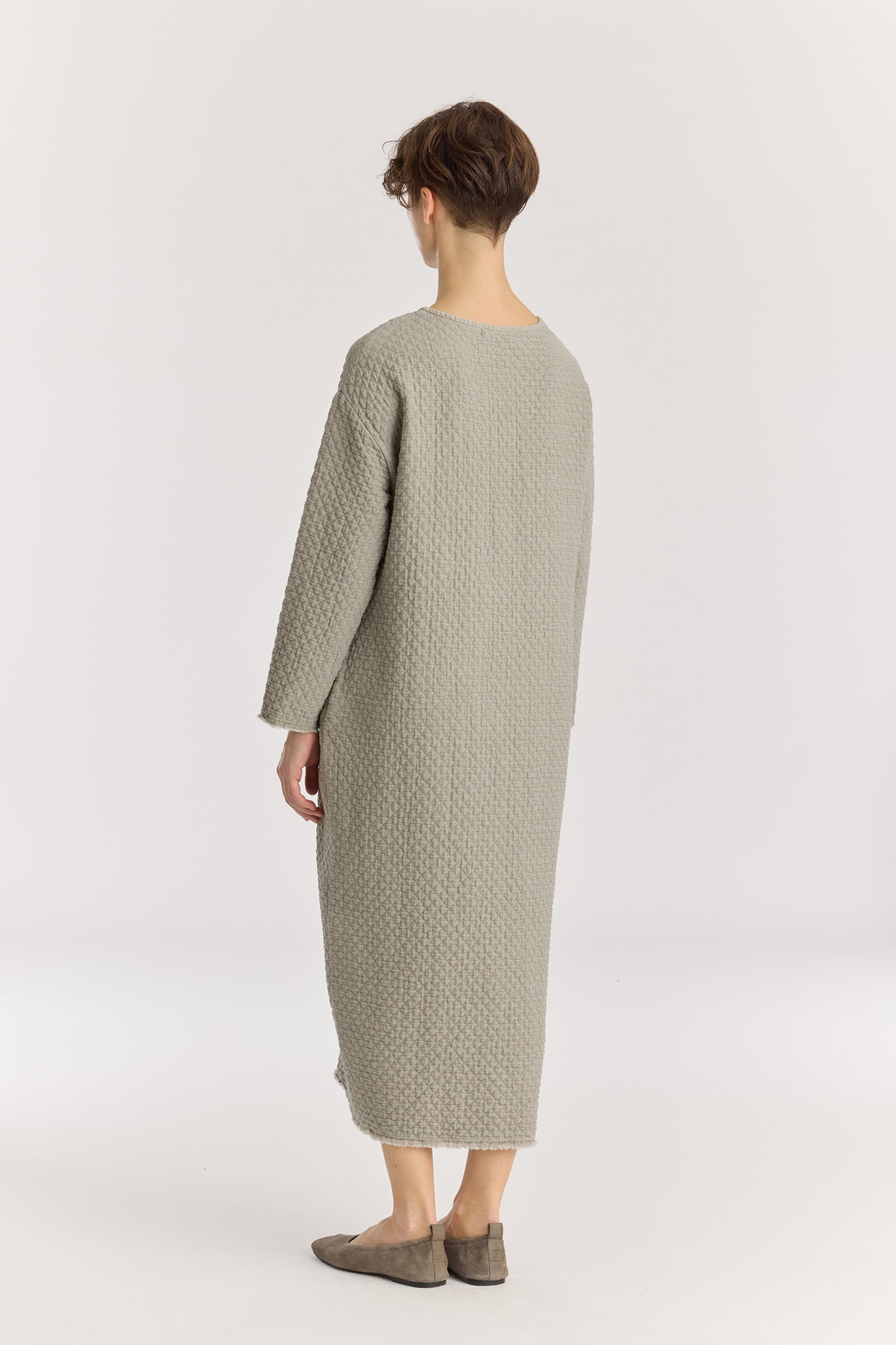 Diamond Quilted Dress / Limestone
Basic crew neck
Frayed edge detailing at sleeves and hem
Side seam pockets
Soft fabric
70% cotton, 16% viscose, 14% nylon
Machine wash in cold water, tumble dry low, no bleach
Style number: DQ-LD18
Made in USA