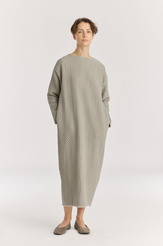Diamond Quilted Dress / Limestone
Basic crew neck
Frayed edge detailing at sleeves and hem
Side seam pockets
Soft fabric
70% cotton, 16% viscose, 14% nylon
Machine wash in cold water, tumble dry low, no bleach
Style number: DQ-LD18
Made in USA