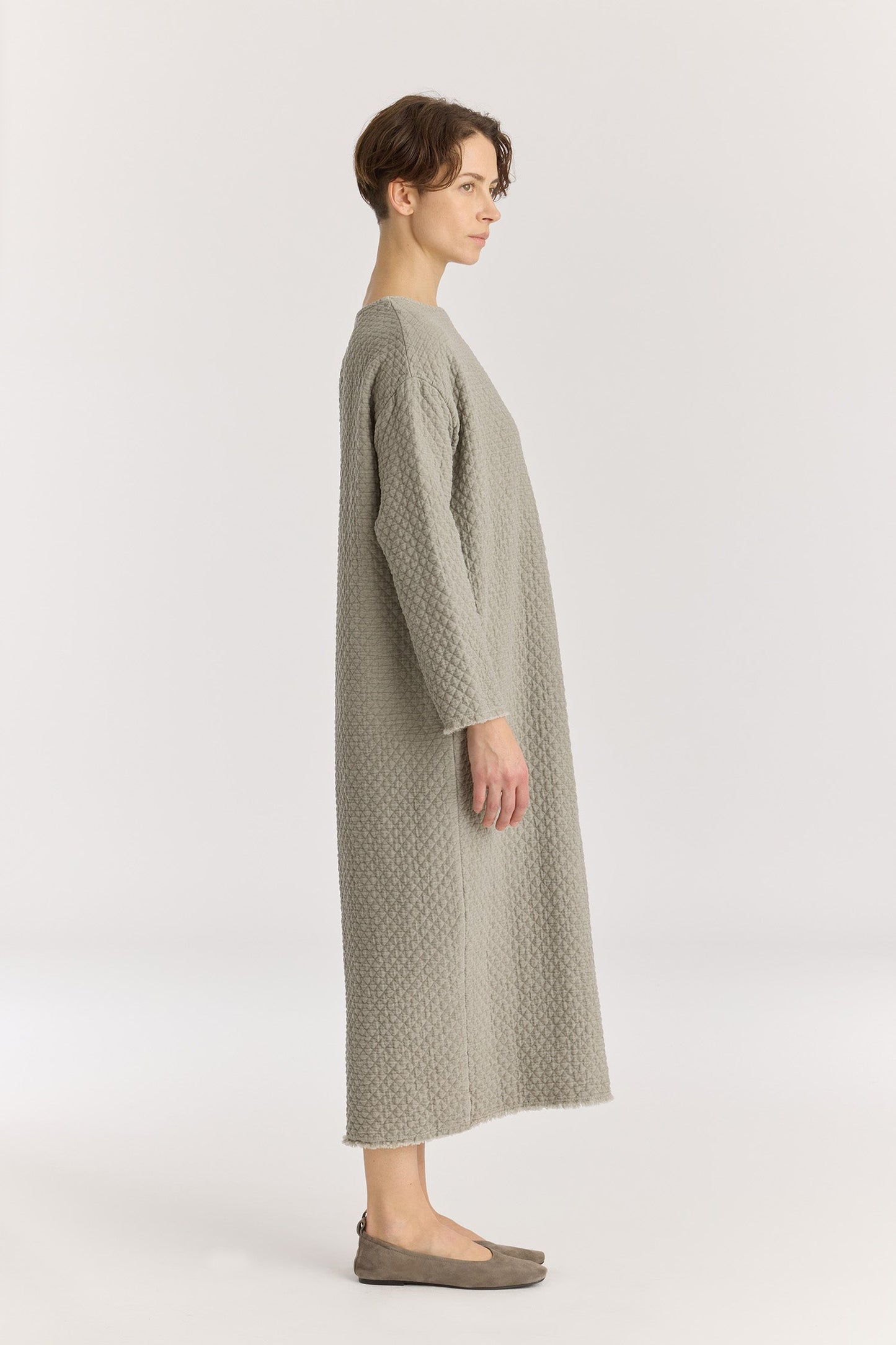 Diamond Quilted Dress / Limestone
Basic crew neck
Frayed edge detailing at sleeves and hem
Side seam pockets
Soft fabric
70% cotton, 16% viscose, 14% nylon
Machine wash in cold water, tumble dry low, no bleach
Style number: DQ-LD18
Made in USA