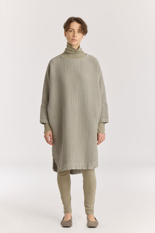 Diamond Quilted Painter Dress / Limestone
Wide crew neck
Dropped shoulder
Side seam pockets
Soft quilted fabric
70% Cotton, 16% Viscose, 14% Nylon
Cold machine or hand wash, tumble dry low or dry flat, no bleach
Style Number: DQ-NPD02
Made in USA