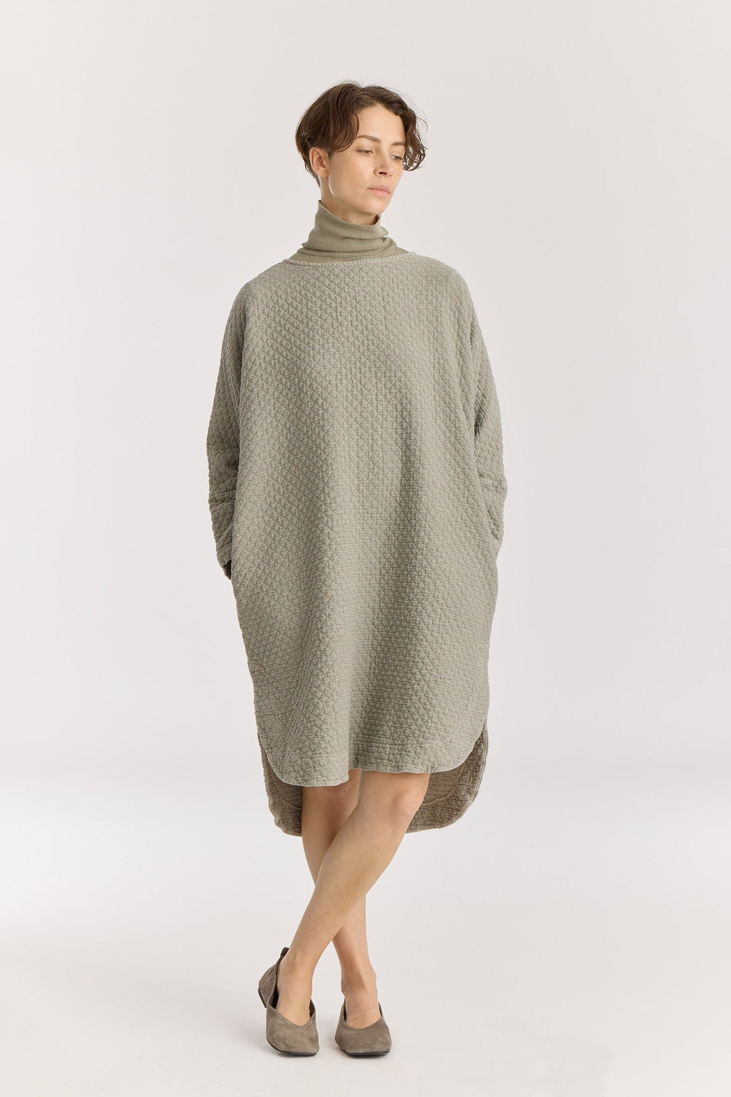 Diamond Quilted Painter Dress / Limestone
Wide crew neck
Dropped shoulder
Side seam pockets
Soft quilted fabric
70% Cotton, 16% Viscose, 14% Nylon
Cold machine or hand wash, tumble dry low or dry flat, no bleach
Style Number: DQ-NPD02
Made in USA