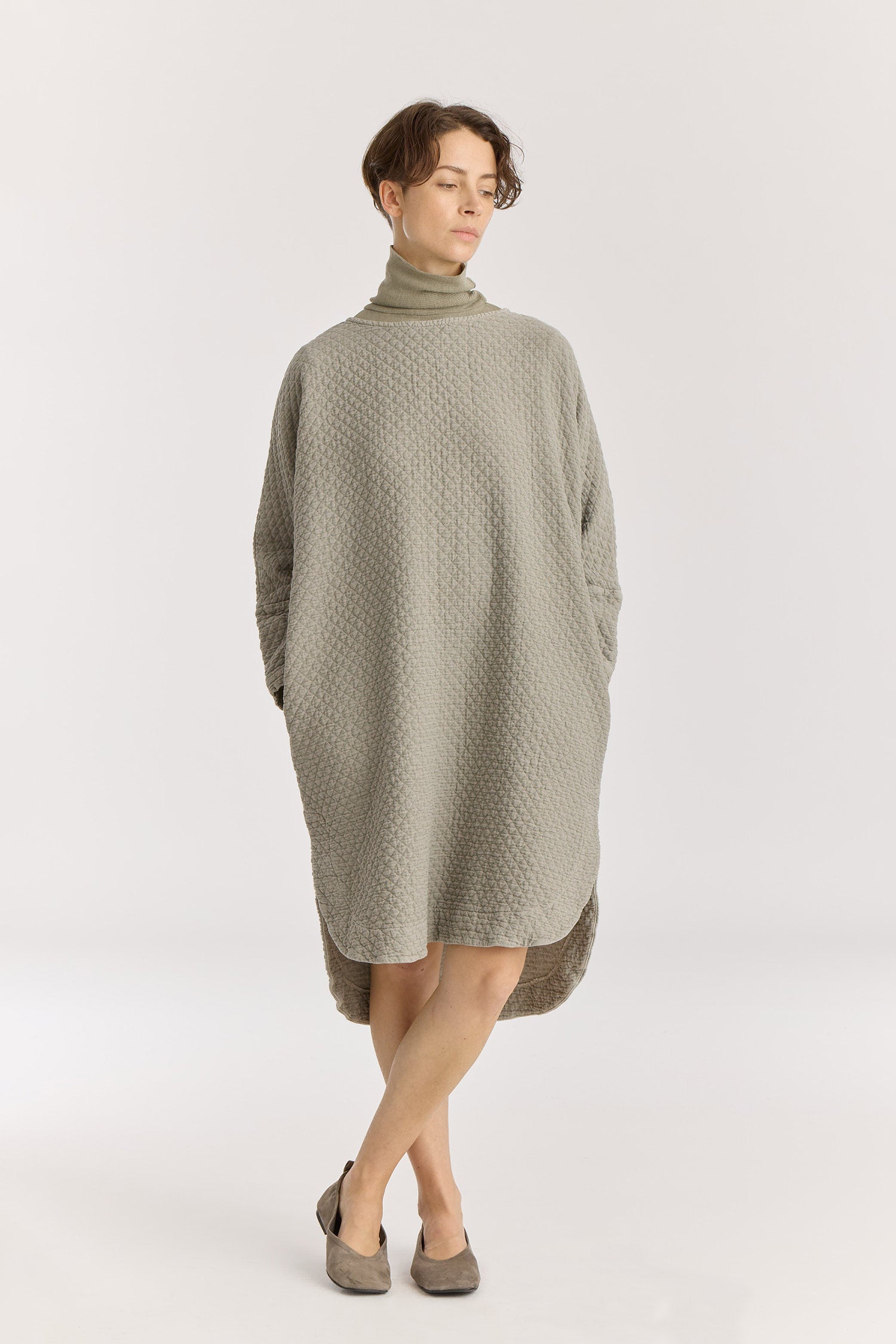 Diamond Quilted Painter Dress / Limestone
Wide crew neck
Dropped shoulder
Side seam pockets
Soft quilted fabric
70% Cotton, 16% Viscose, 14% Nylon
Cold machine or hand wash, tumble dry low or dry flat, no bleach
Style Number: DQ-NPD02
Made in USA