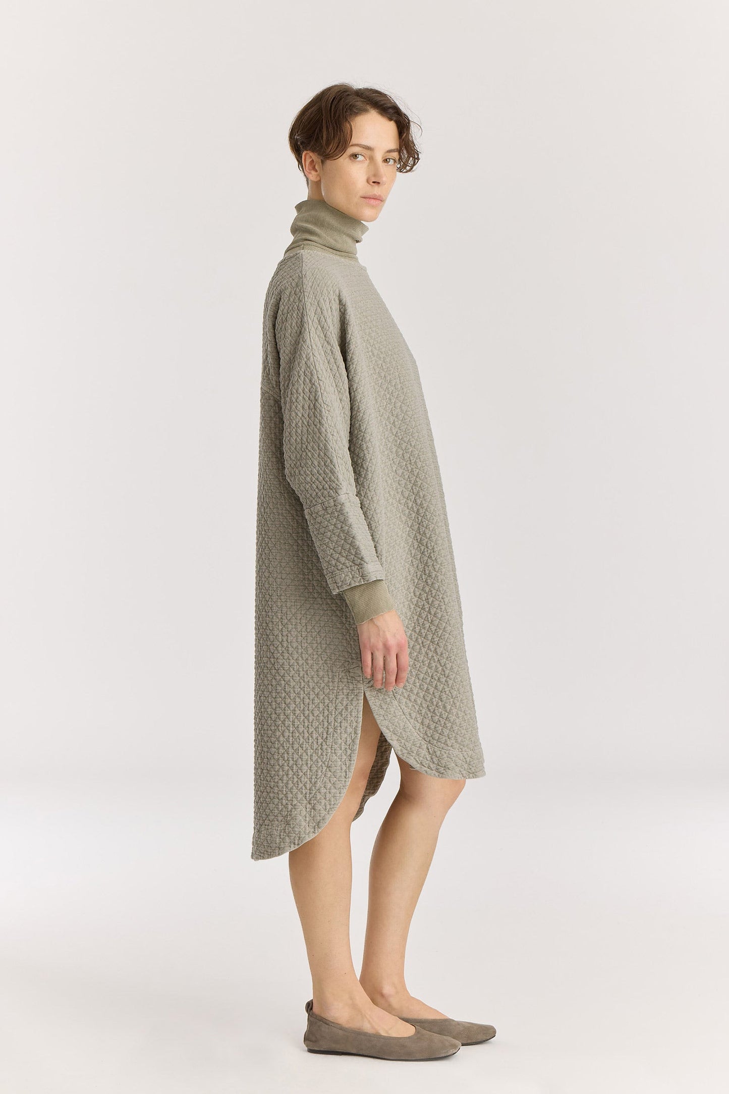 Diamond Quilted Painter Dress / Limestone
Wide crew neck
Dropped shoulder
Side seam pockets
Soft quilted fabric
70% Cotton, 16% Viscose, 14% Nylon
Cold machine or hand wash, tumble dry low or dry flat, no bleach
Style Number: DQ-NPD02
Made in USA