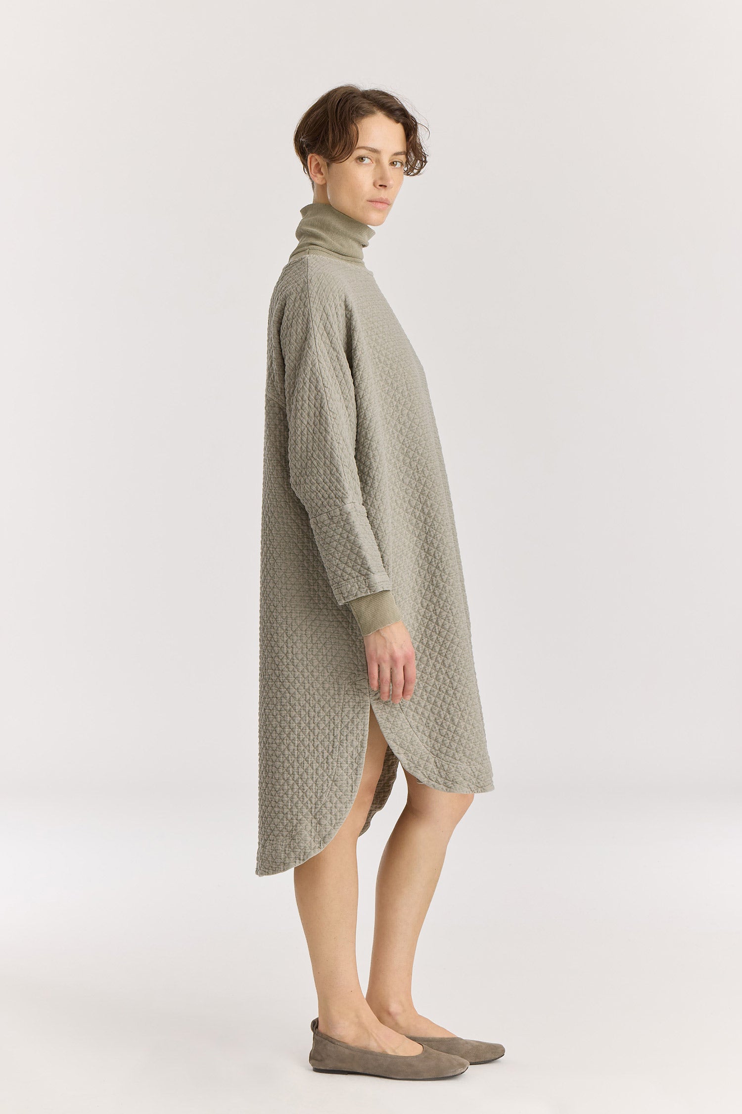 Diamond Quilted Painter Dress / Limestone
Wide crew neck
Dropped shoulder
Side seam pockets
Soft quilted fabric
70% Cotton, 16% Viscose, 14% Nylon
Cold machine or hand wash, tumble dry low or dry flat, no bleach
Style Number: DQ-NPD02
Made in USA