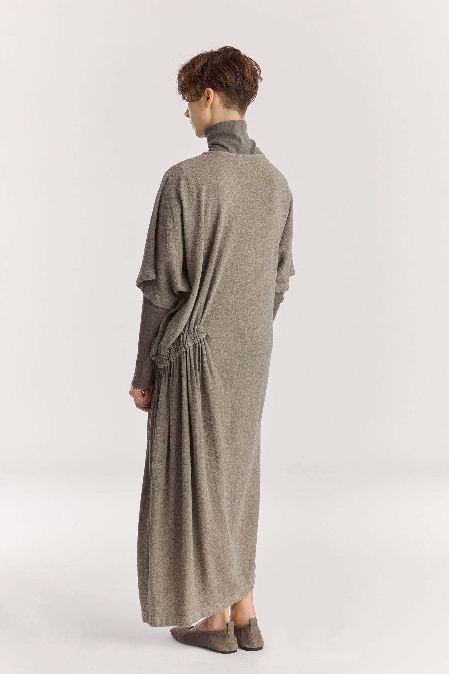 GREEK DRESS / DK. STONE
Basic crew neck with self-binding
One side seam pocket
Elastic details at the front and back
Inner string across the waist to tie for different silhouette
Textured 50% Rayon 50% Cotton
Cold machine or hand wash, tumble dry low or dry flat, no bleach
Style Number: RC-GD03
Relaxed fit
MADE IN USA