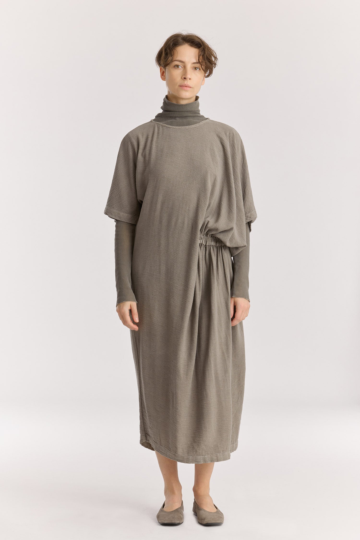 GREEK DRESS / DK. STONE
Basic crew neck with self-binding
One side seam pocket
Elastic details at the front and back
Inner string across the waist to tie for different silhouette
Textured 50% Rayon 50% Cotton
Cold machine or hand wash, tumble dry low or dry flat, no bleach
Style Number: RC-GD03
Relaxed fit
MADE IN USA