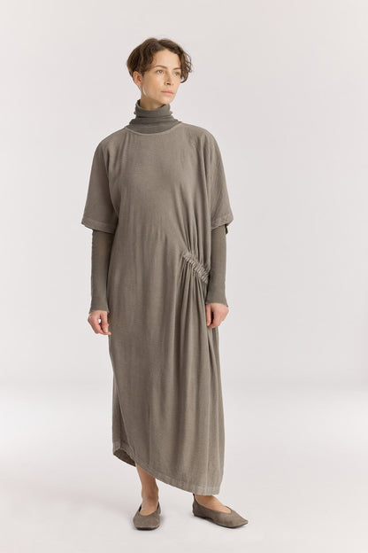 GREEK DRESS / DK. STONE
Basic crew neck with self-binding
One side seam pocket
Elastic details at the front and back
Inner string across the waist to tie for different silhouette
Textured 50% Rayon 50% Cotton
Cold machine or hand wash, tumble dry low or dry flat, no bleach
Style Number: RC-GD03
Relaxed fit
MADE IN USA