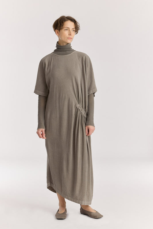 GREEK DRESS / DK. STONE
Basic crew neck with self-binding
One side seam pocket
Elastic details at the front and back
Inner string across the waist to tie for different silhouette
Textured 50% Rayon 50% Cotton
Cold machine or hand wash, tumble dry low or dry flat, no bleach
Style Number: RC-GD03
Relaxed fit
MADE IN USA