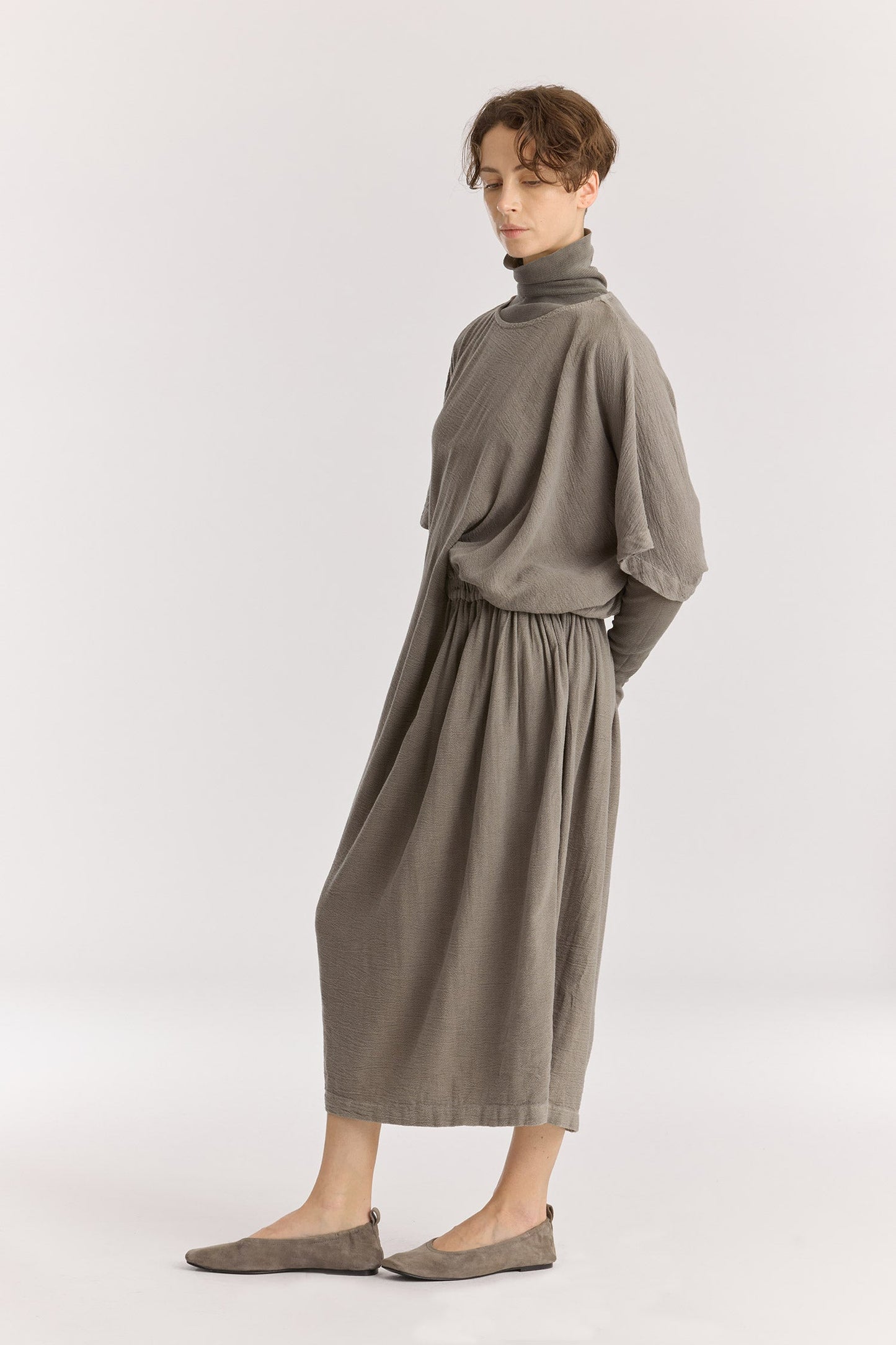 GREEK DRESS / DK. STONE
Basic crew neck with self-binding
One side seam pocket
Elastic details at the front and back
Inner string across the waist to tie for different silhouette
Textured 50% Rayon 50% Cotton
Cold machine or hand wash, tumble dry low or dry flat, no bleach
Style Number: RC-GD03
Relaxed fit
MADE IN USA