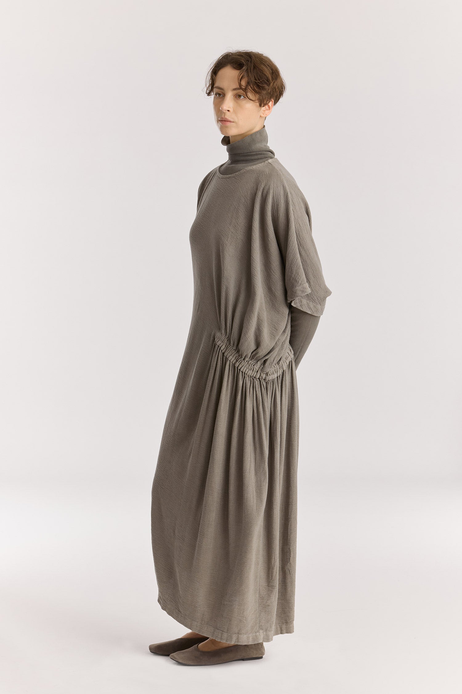 GREEK DRESS / DK. STONE
Basic crew neck with self-binding
One side seam pocket
Elastic details at the front and back
Inner string across the waist to tie for different silhouette
Textured 50% Rayon 50% Cotton
Cold machine or hand wash, tumble dry low or dry flat, no bleach
Style Number: RC-GD03
Relaxed fit
MADE IN USA