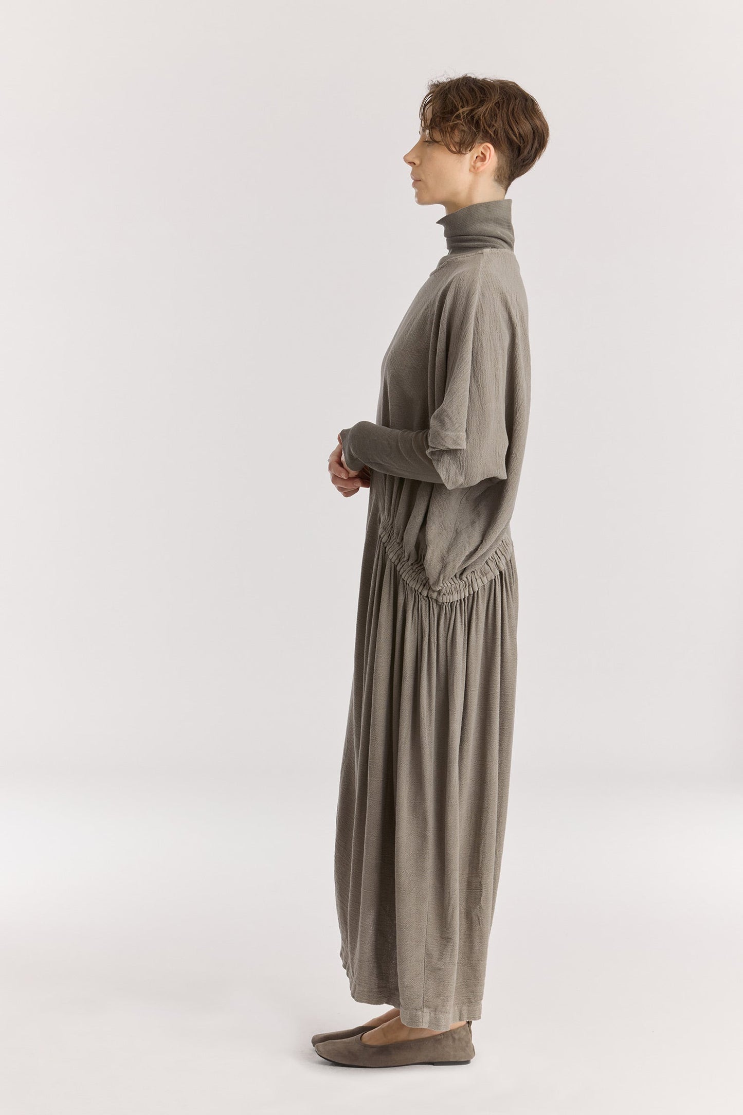 GREEK DRESS / DK. STONE
Basic crew neck with self-binding
One side seam pocket
Elastic details at the front and back
Inner string across the waist to tie for different silhouette
Textured 50% Rayon 50% Cotton
Cold machine or hand wash, tumble dry low or dry flat, no bleach
Style Number: RC-GD03
Relaxed fit
MADE IN USA