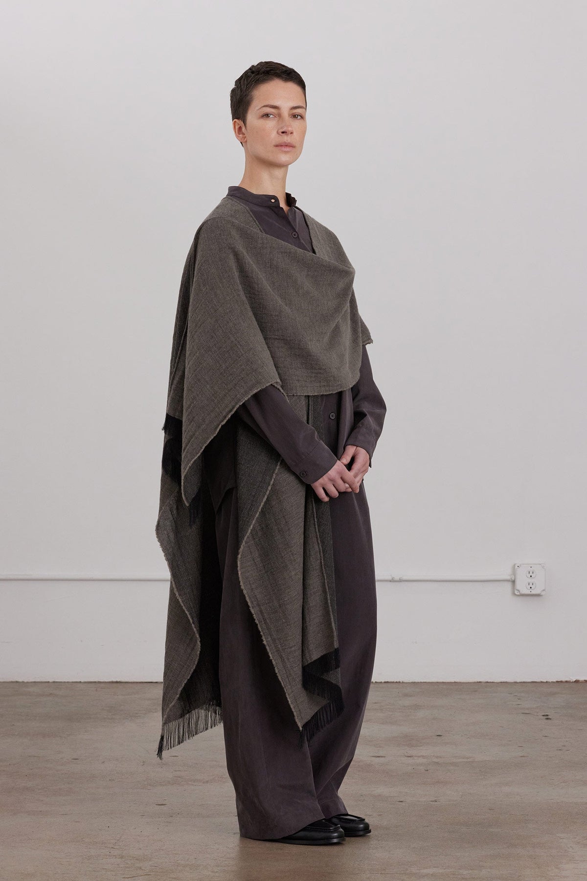 LIGHT WOOL LONG PONCHO / GREY