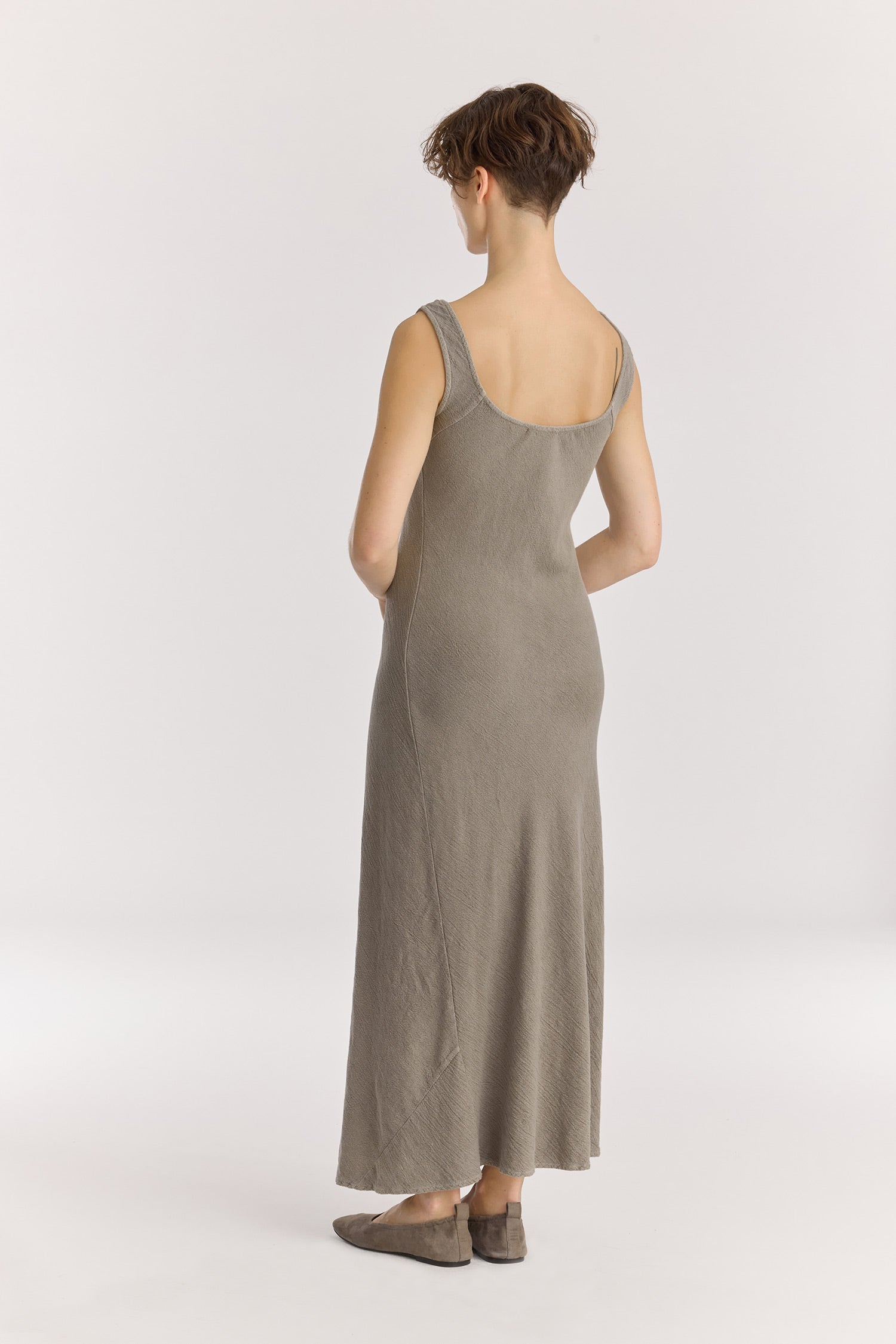 MAXI DRESS / DK. STONE
Scooped neckline
Bias cut
Textured 50% Rayon 50% Cotton
Cold machine or hand wash, tumble dry low or dry flat, no bleach
Style Number: RC-MD08
Regular fit
MADE IN USA