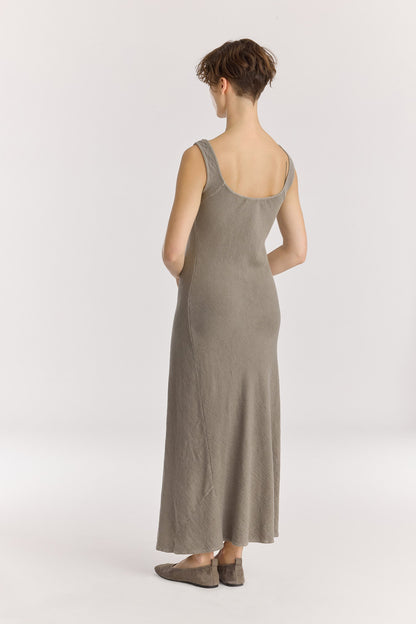 MAXI DRESS / DK. STONE
Scooped neckline
Bias cut
Textured 50% Rayon 50% Cotton
Cold machine or hand wash, tumble dry low or dry flat, no bleach
Style Number: RC-MD08
Regular fit
MADE IN USA