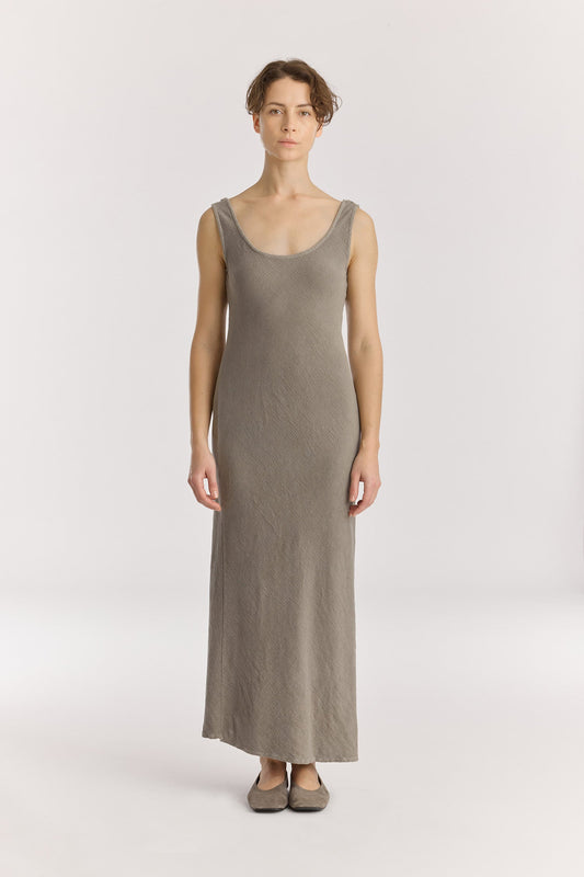 MAXI DRESS / DK. STONE
Scooped neckline
Bias cut
Textured 50% Rayon 50% Cotton
Cold machine or hand wash, tumble dry low or dry flat, no bleach
Style Number: RC-MD08
Regular fit
MADE IN USA