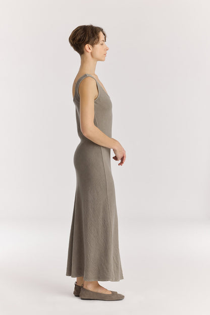 MAXI DRESS / DK. STONE
Scooped neckline
Bias cut
Textured 50% Rayon 50% Cotton
Cold machine or hand wash, tumble dry low or dry flat, no bleach
Style Number: RC-MD08
Regular fit
MADE IN USA