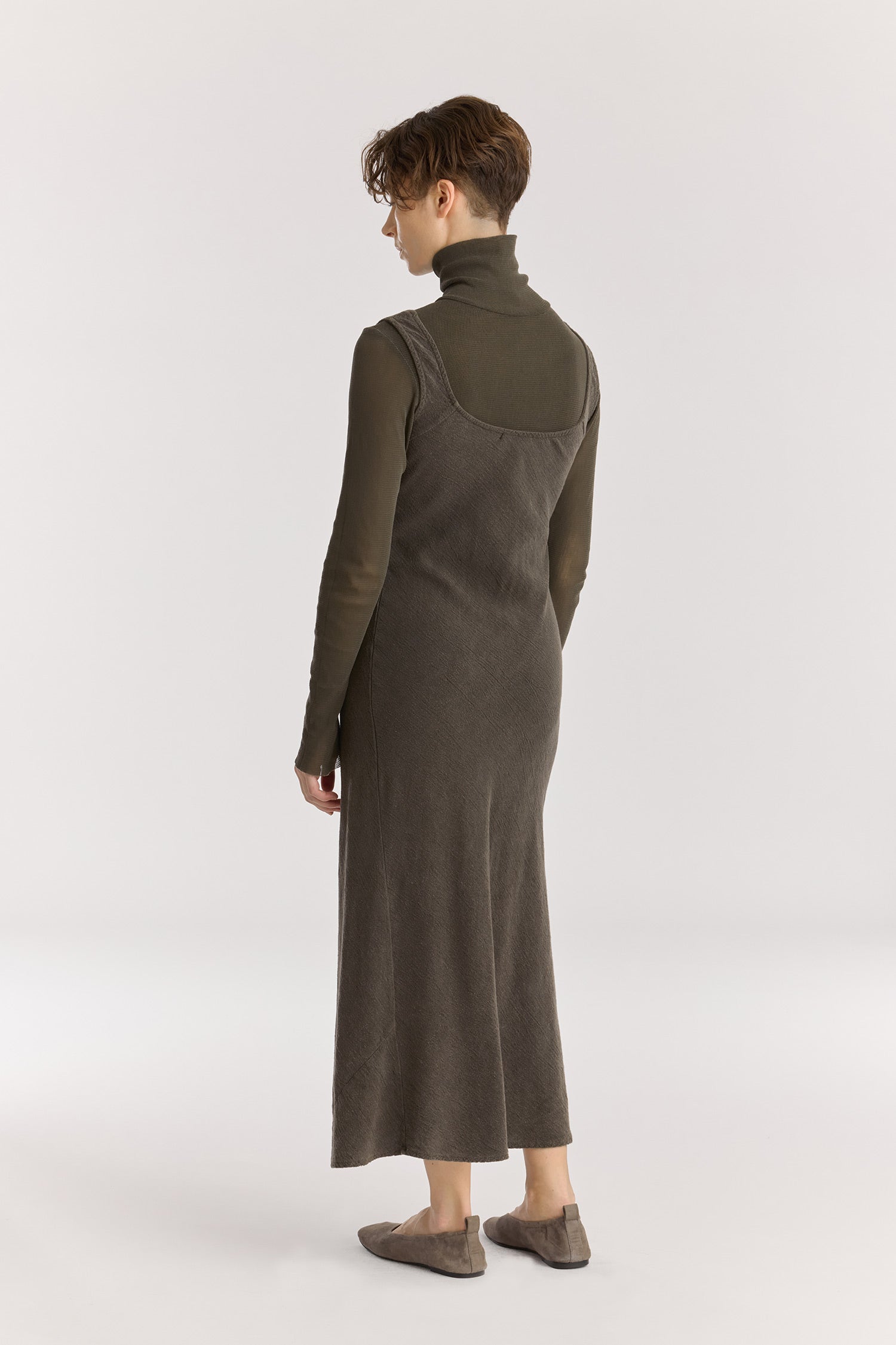 MAXI DRESS / SLATE
Scooped neckline
Bias cut
Textured 50% Rayon 50% Cotton
Cold machine or hand wash, tumble dry low or dry flat, no bleach
Style Number: RC-MD08
Regular fit
MADE IN USA