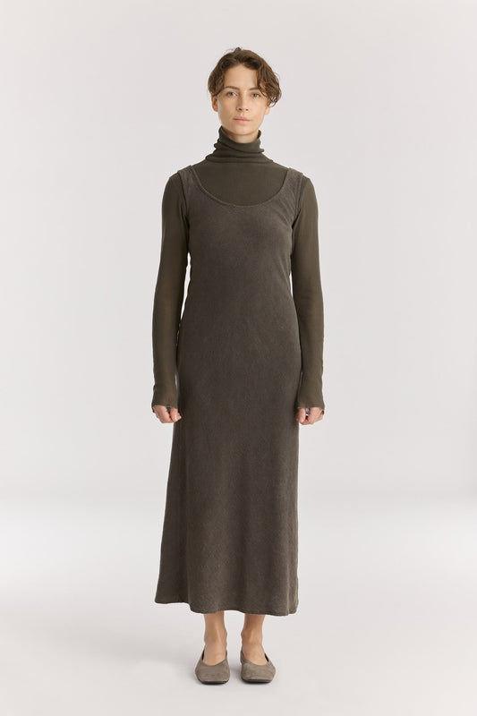 MAXI DRESS / SLATE
Scooped neckline
Bias cut
Textured 50% Rayon 50% Cotton
Cold machine or hand wash, tumble dry low or dry flat, no bleach
Style Number: RC-MD08
Regular fit
MADE IN USA