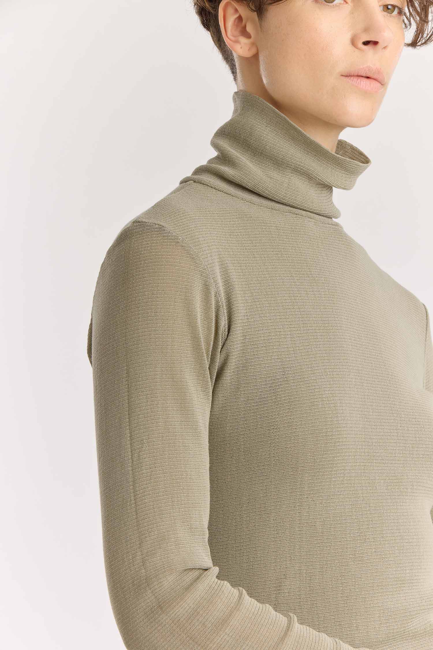 DOUBLE MESH TURTLENECK / limestone
Double-layered turtleneck
Fitted silhouette
Double-layered main body, single-layered sleeve
100% cotton mesh
Cold machine or hand wash, tumble dry low in a mesh bag or dry flat, no bleach
Style Number: MC-TN04
Fitted fit
Made in USA