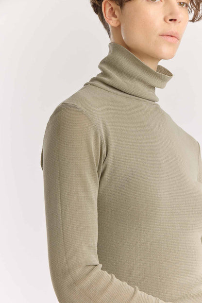 DOUBLE MESH TURTLENECK / limestone
Double-layered turtleneck
Fitted silhouette
Double-layered main body, single-layered sleeve
100% cotton mesh
Cold machine or hand wash, tumble dry low in a mesh bag or dry flat, no bleach
Style Number: MC-TN04
Fitted fit
Made in USA