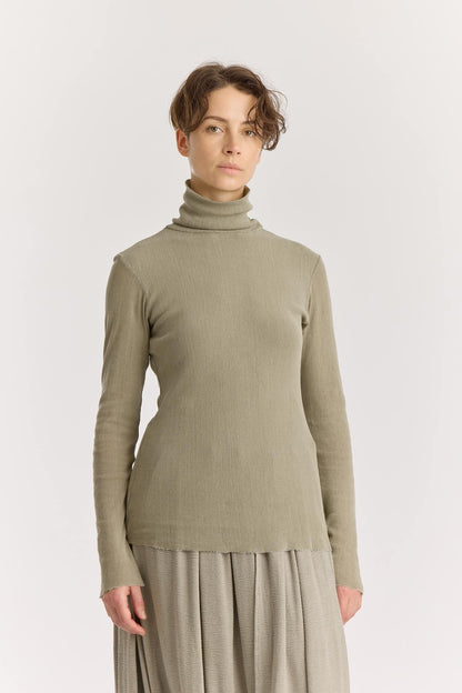 DOUBLE MESH TURTLENECK / limestone
Double-layered turtleneck
Fitted silhouette
Double-layered main body, single-layered sleeve
100% cotton mesh
Cold machine or hand wash, tumble dry low in a mesh bag or dry flat, no bleach
Style Number: MC-TN04
Fitted fit
Made in USA