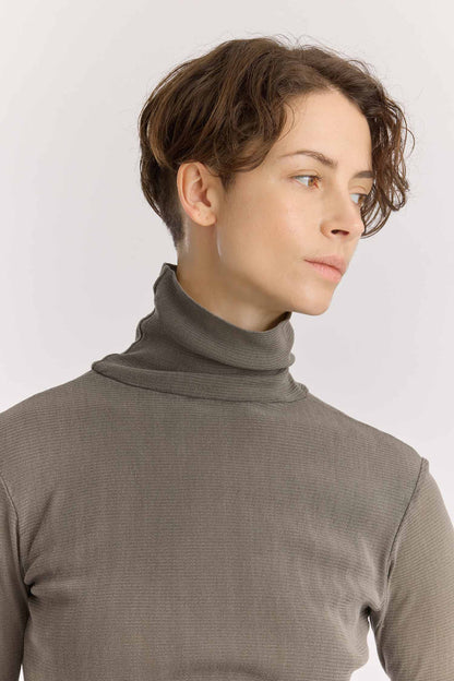DOUBLE MESH TURTLENECK / dk. stone
Double-layered turtleneck
Fitted silhouette
Double-layered main body, single-layered sleeve
100% cotton mesh
Cold machine or hand wash, tumble dry low in a mesh bag or dry flat, no bleach
Style Number: MC-TN04
Fitted fit
Made in USA