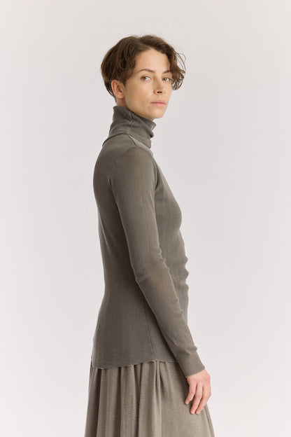 DOUBLE MESH TURTLENECK / dk. stone
Double-layered turtleneck
Fitted silhouette
Double-layered main body, single-layered sleeve
100% cotton mesh
Cold machine or hand wash, tumble dry low in a mesh bag or dry flat, no bleach
Style Number: MC-TN04
Fitted fit
Made in USA