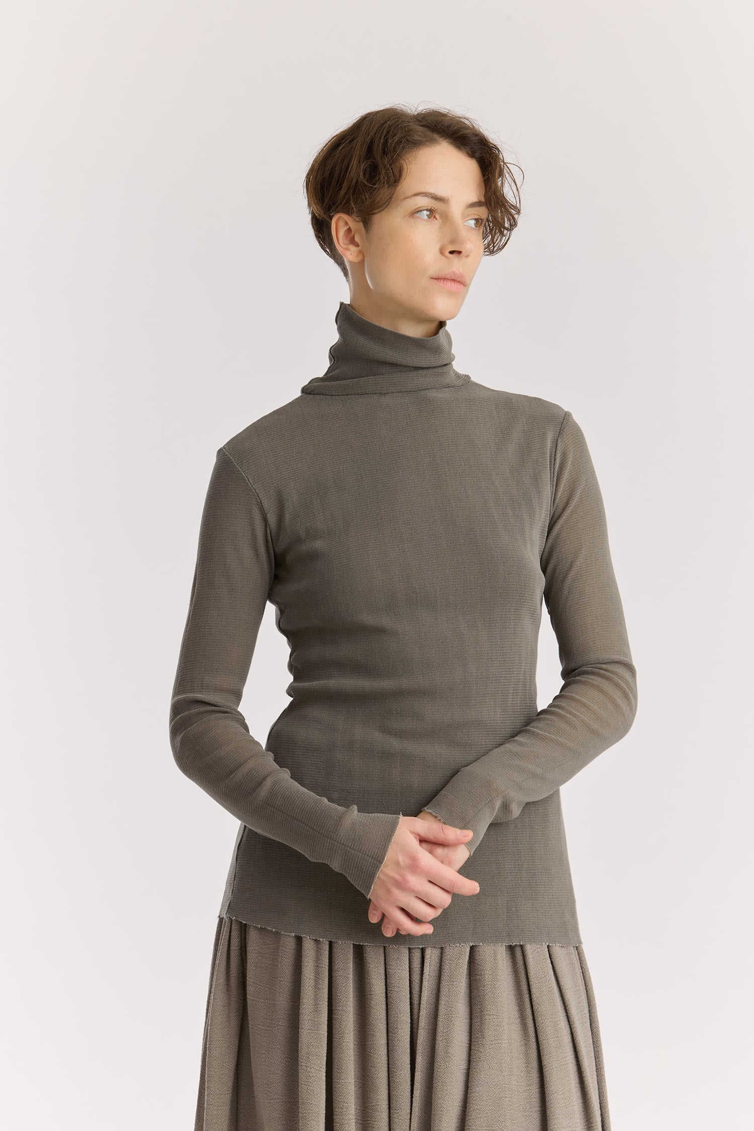 DOUBLE MESH TURTLENECK / dk. stone
Double-layered turtleneck
Fitted silhouette
Double-layered main body, single-layered sleeve
100% cotton mesh
Cold machine or hand wash, tumble dry low in a mesh bag or dry flat, no bleach
Style Number: MC-TN04
Fitted fit
Made in USA