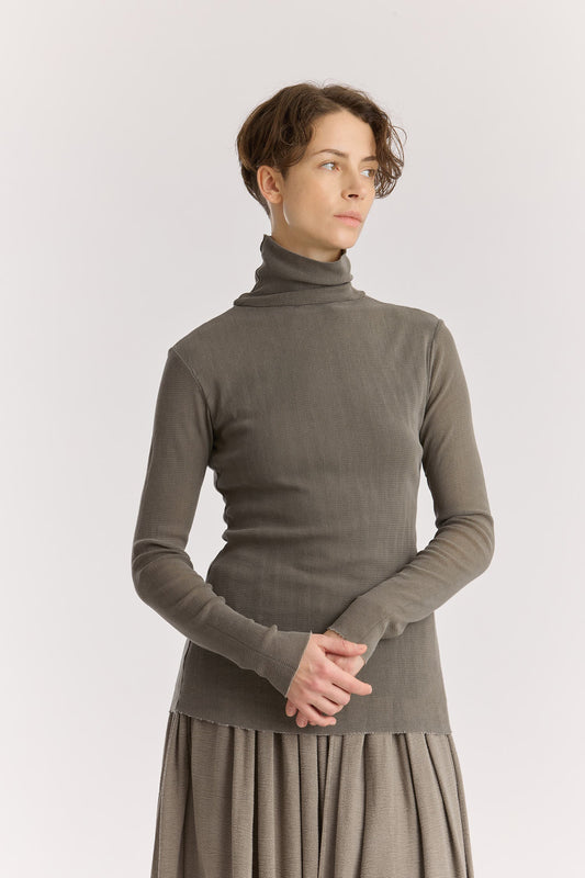DOUBLE MESH TURTLENECK / dk. stone
Double-layered turtleneck
Fitted silhouette
Double-layered main body, single-layered sleeve
100% cotton mesh
Cold machine or hand wash, tumble dry low in a mesh bag or dry flat, no bleach
Style Number: MC-TN04
Fitted fit
Made in USA