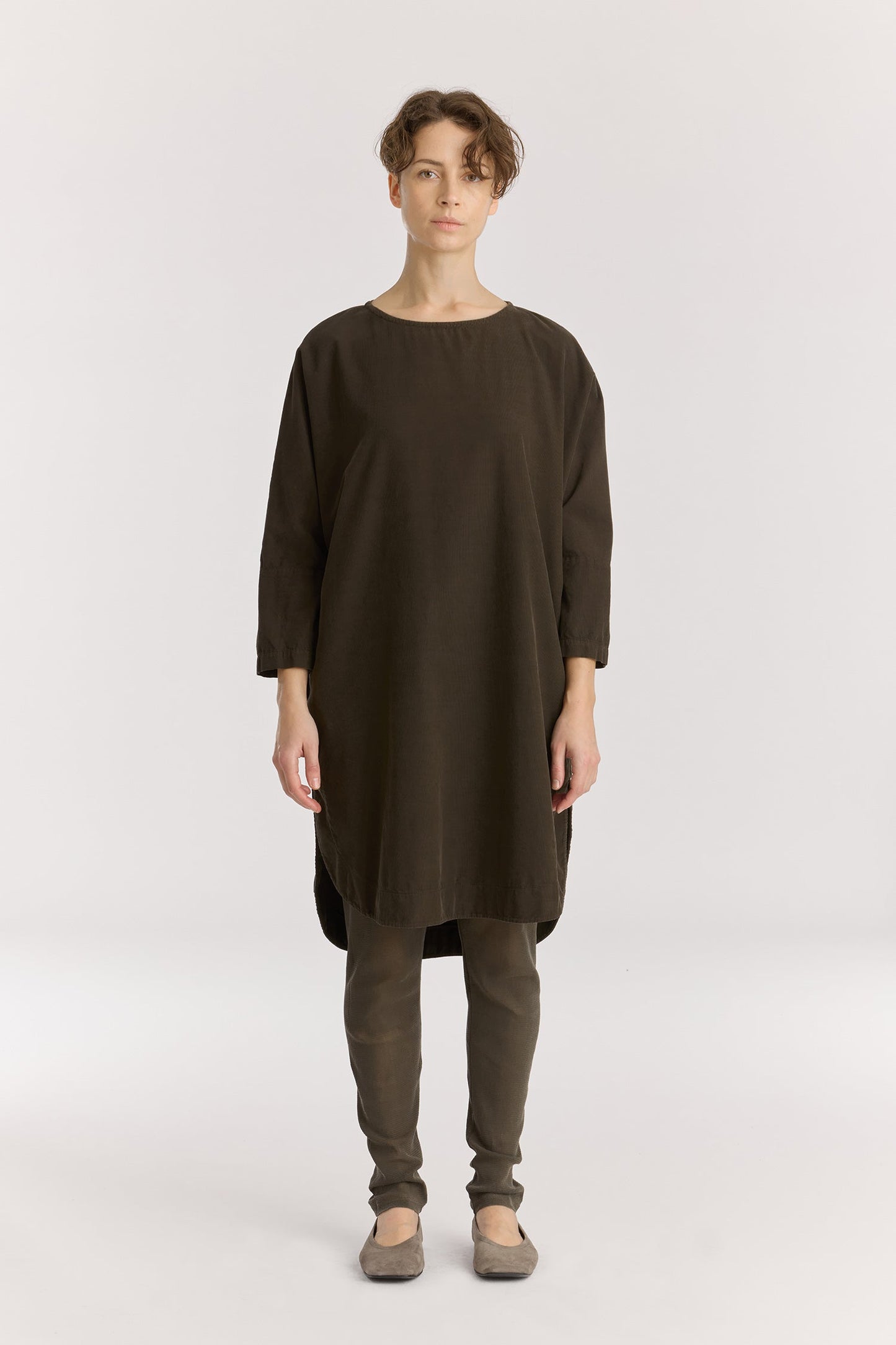 Painter Dress / Dark forest
Wide crew neck
Dropped shoulder
Side seam pockets
Soft baby corduroy
100% Cotton
Cold machine or hand wash, tumble dry low or dry flat, no bleach
Style Number: BC-NPD02
Relaxed fit
Made in USA