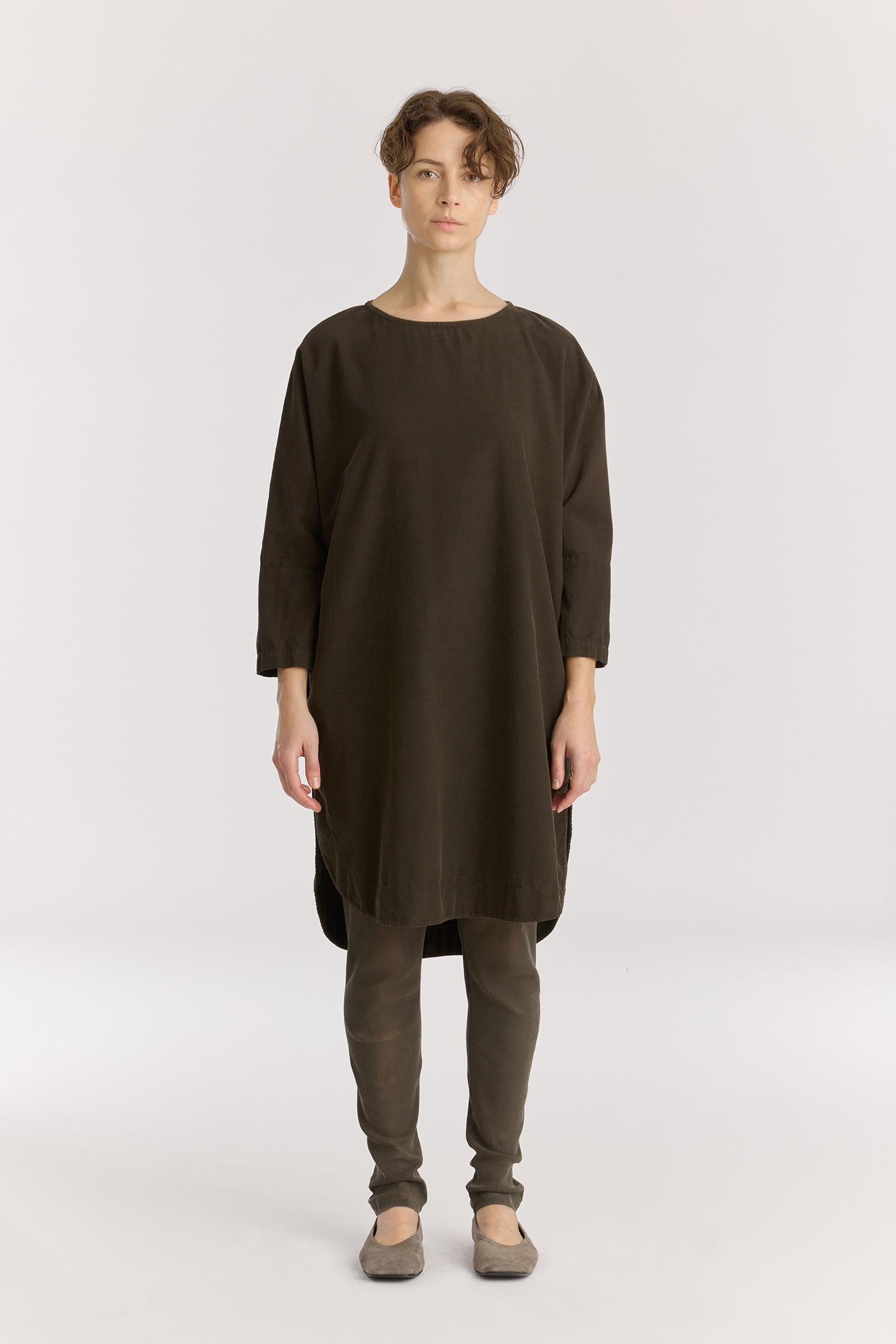 Painter Dress / Dark forest
Wide crew neck
Dropped shoulder
Side seam pockets
Soft baby corduroy
100% Cotton
Cold machine or hand wash, tumble dry low or dry flat, no bleach
Style Number: BC-NPD02
Relaxed fit
Made in USA