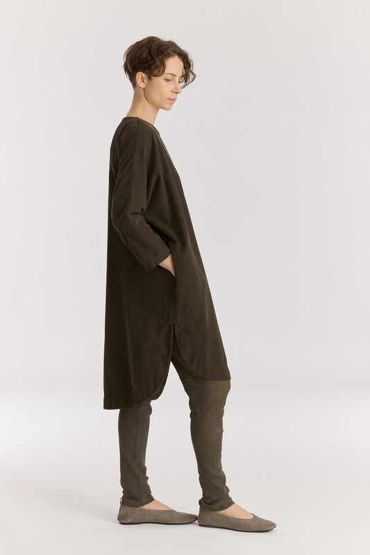 Painter Dress / Dark forest
Wide crew neck
Dropped shoulder
Side seam pockets
Soft baby corduroy
100% Cotton
Cold machine or hand wash, tumble dry low or dry flat, no bleach
Style Number: BC-NPD02
Relaxed fit
Made in USA