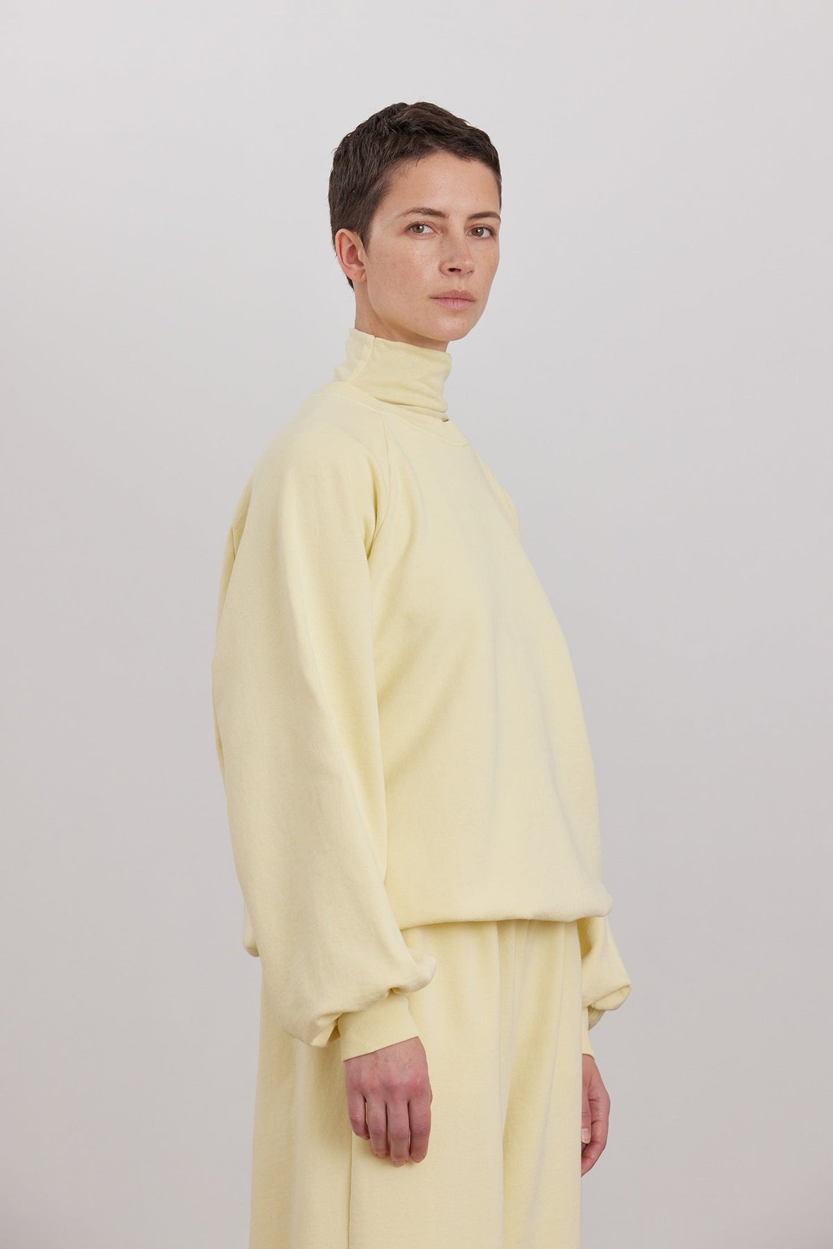 ORGANIC COTTON CASHMERE RAGLAN SWEATSHIRT / CUSTARD