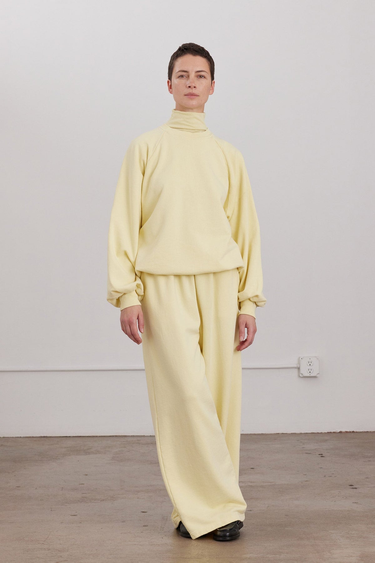 ORGANIC COTTON CASHMERE RAGLAN SWEATSHIRT / CUSTARD