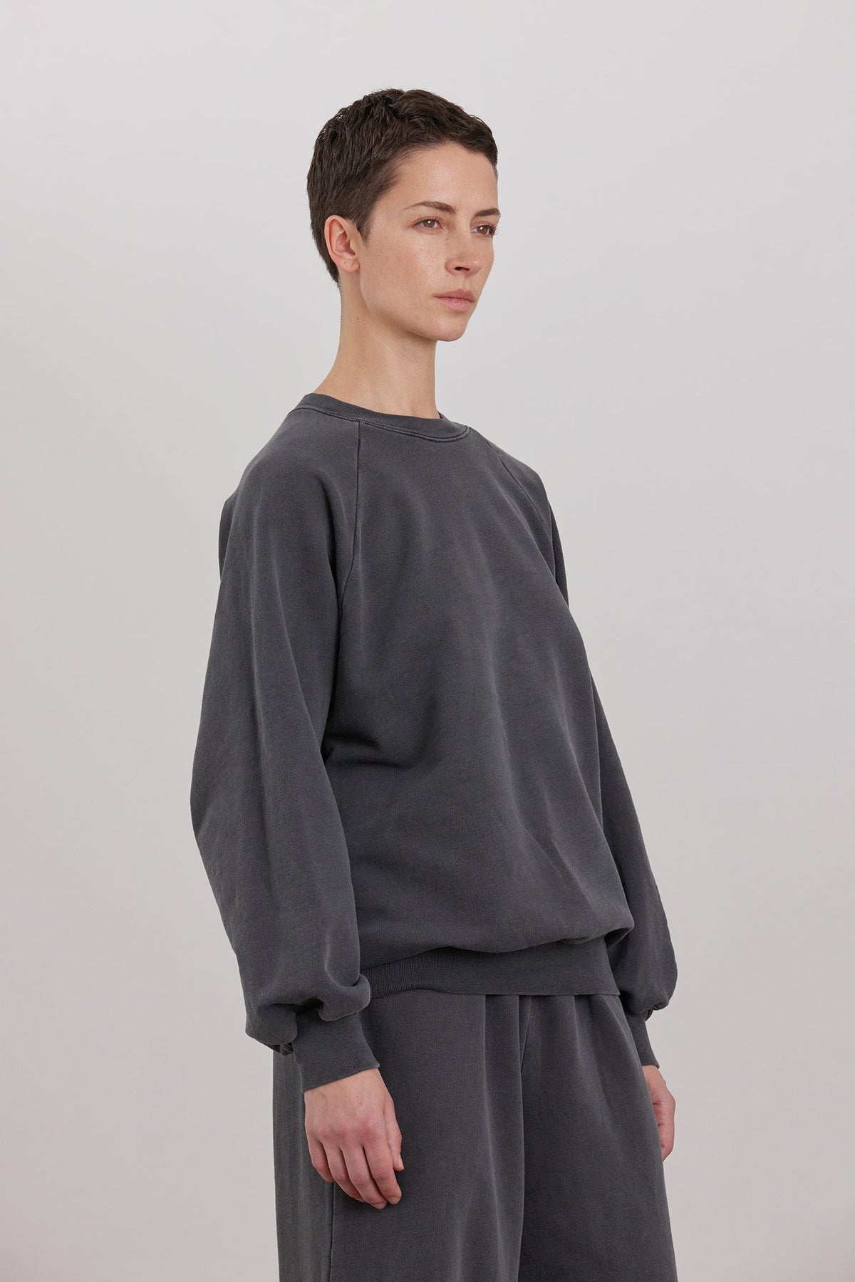 ORGANIC COTTON CASHMERE RAGLAN SWEATSHIRT / INDIGO