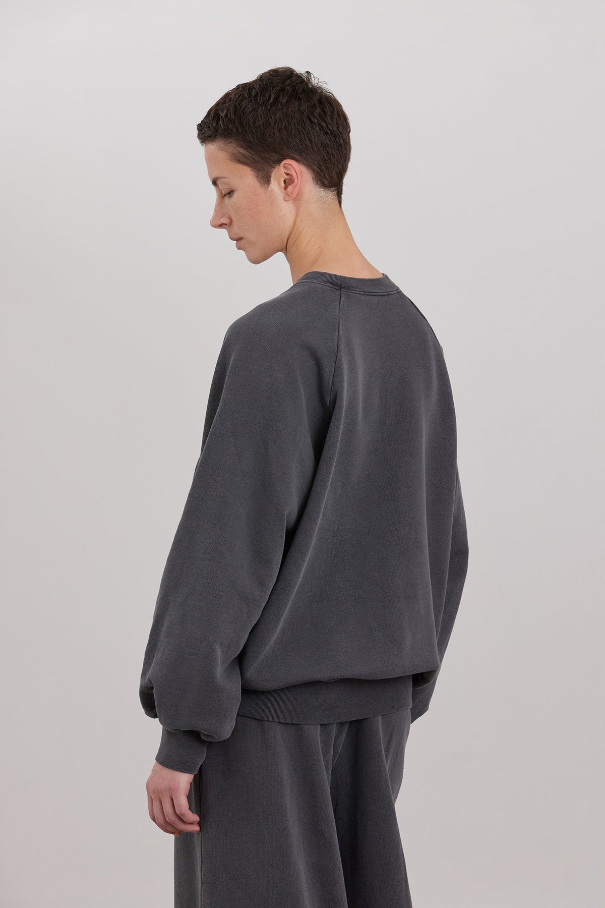 ORGANIC COTTON CASHMERE RAGLAN SWEATSHIRT / INDIGO