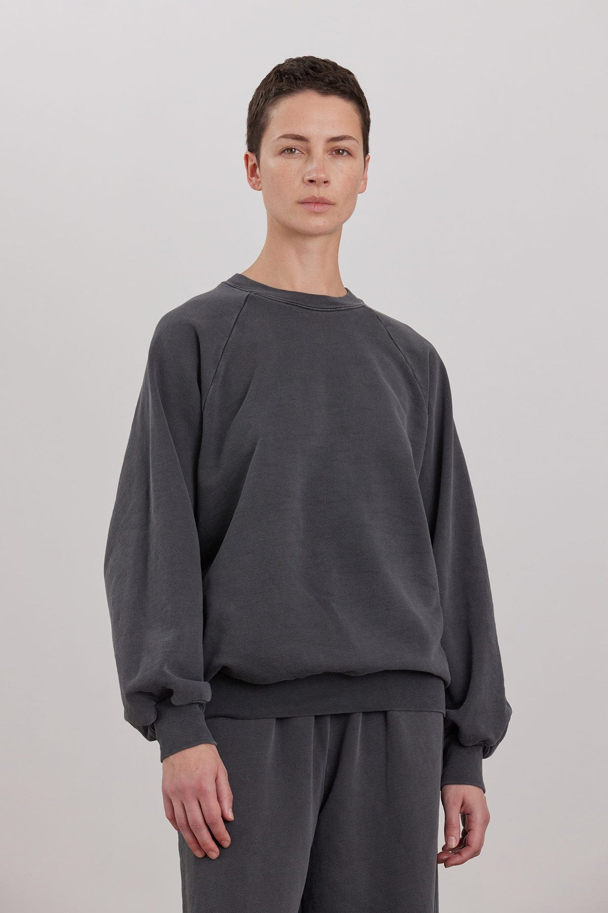 ORGANIC COTTON CASHMERE RAGLAN SWEATSHIRT / INDIGO