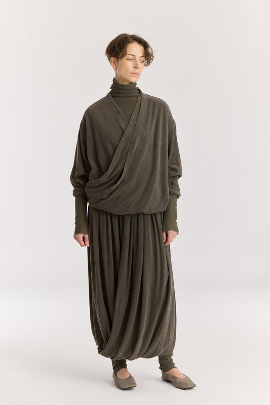 DRAPY SHIRTS / SLATE
Stand collar
A single button closure at the front
Crossed shirts
Double-layered front body
Textured 50% Rayon 50% Cotton
Cold machine or hand wash, tumble dry low or dry flat, no bleach
Style Number: RC-DPS01
Relaxed fit
MADE IN USA